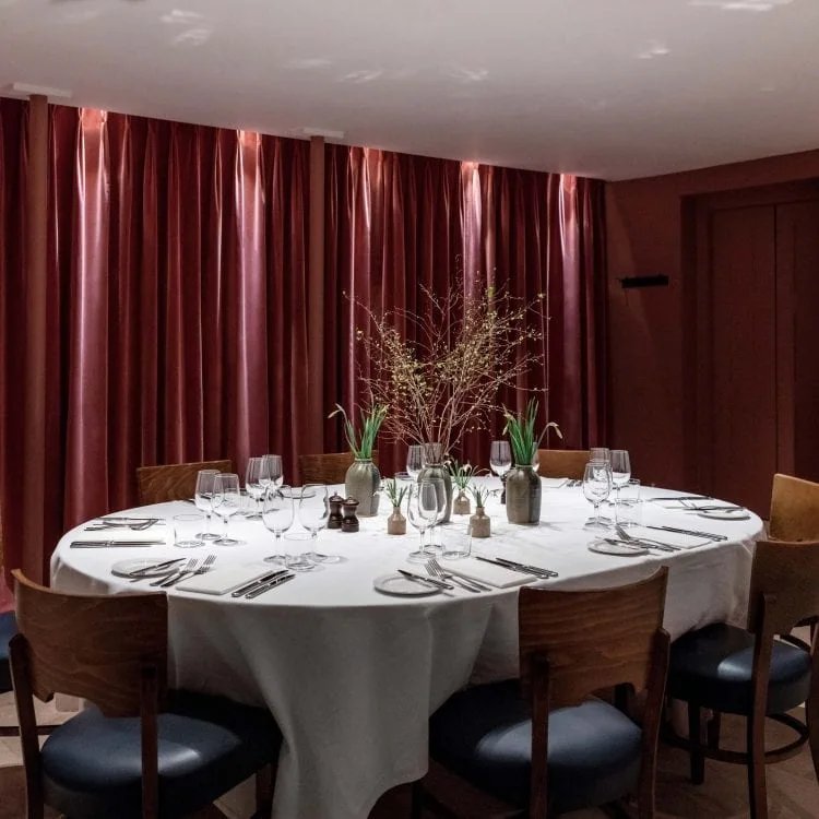 0026 - 2016 - Quod Restaurant & Bar - Oxford - High Res - Red Room Private Dining Flowers - Web Hero