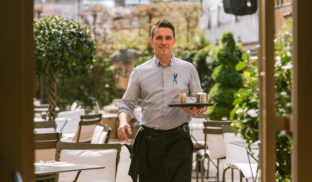 0021-2022-Quod-Restaurant-Bar-Oxford-High-Res-Italian-Terrace-Statue-Waiter-Virgilio-Smile-Web-Feature-aspect-ratio-1035-604