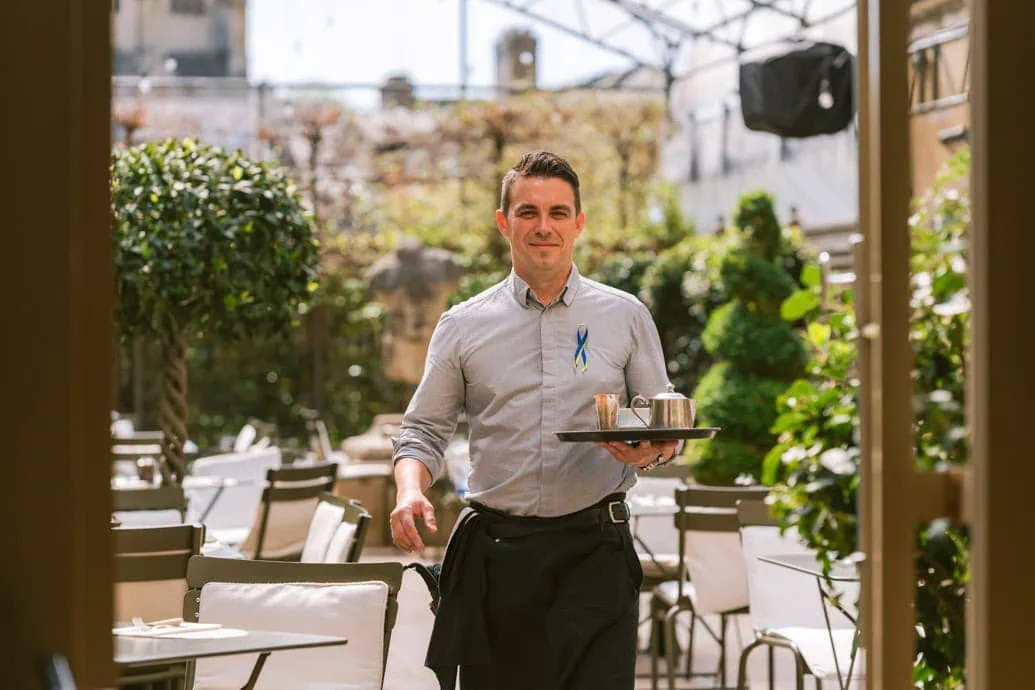 0021 - 2022 - Quod Restaurant & Bar - Oxford - High Res - Italian Terrace Statue Waiter Virgilio Smile - Web Feature